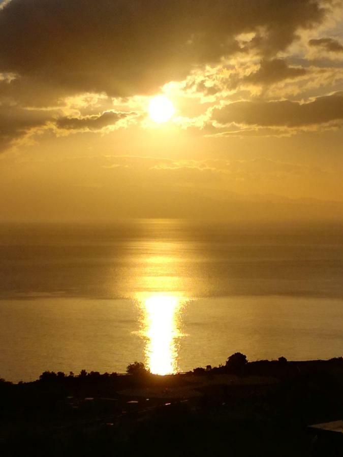 مبيت وإفطار تاورمينا Iriss المظهر الخارجي الصورة